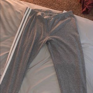 Light grey leggings with stripes!!🤩